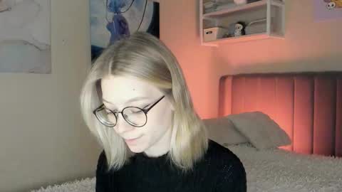 Snapshot of lunar_sofia chatting on 11.09.25 Sofia online show from 11.09.25