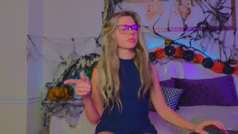 Luna Rishi online show from 10.21.25