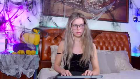 Luna Rishi online show from 10.25.25