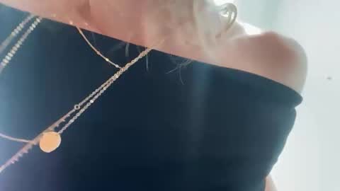 Snapshot of lunarose17 chatting on 02.18.26 lunarose17 online show from 02.18.26