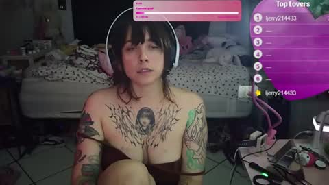 Snapshot of lunarqueen420 chatting on 06.27.26 lunarqueen420 online show from 06.27.26