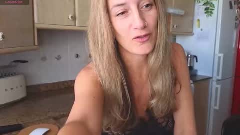 Snapshot of lunary_mix chatting on 10.06.25 Luna online show from 10.06.25