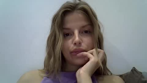 Snapshot of lunav7 chatting on 09.26.25 Luna online show from 09.26.25