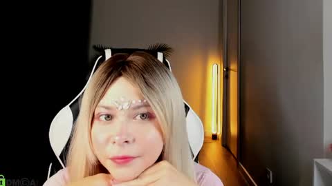Snapshot of lune_fallenstar chatting on 06.16.26 Lune FallenStar online show from 06.16.26