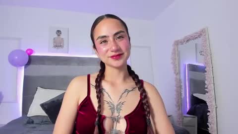 Snapshot of luu_angel chatting on 10.22.25 luu_angel online show from 10.22.25