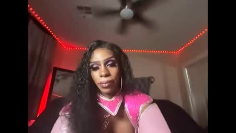 Snapshot of luvvlee chatting on 11.01.25 luvvlee online show from 11.01.25