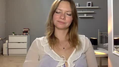 Snapshot of lux_millie chatting on 09.11.25 Millie online show from 09.11.25