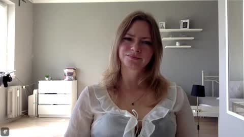 Snapshot of lux_millie chatting on 09.12.25 Millie online show from 09.12.25