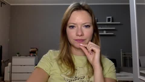 Snapshot of lux_millie chatting on 09.23.25 Millie online show from 09.23.25