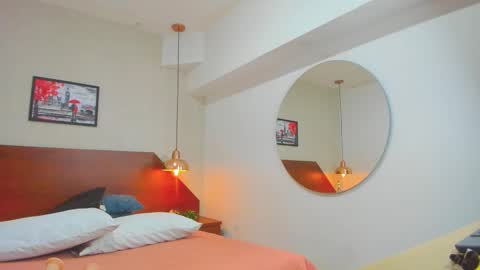 Snapshot of luz_mia1 chatting on 10.28.25 Luz online show from 10.28.25