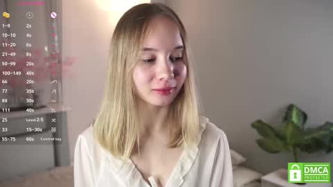 Snapshot of lynngroves chatting on 09.28.25 Lola online show from 09.28.25