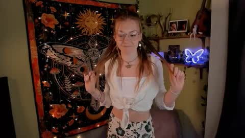 Snapshot of lyra_thenymph chatting on 10.10.25 Lyra online show from 10.10.25