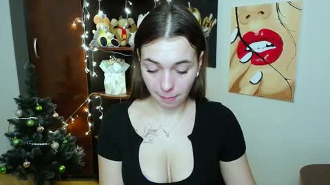 Snapshot of m_vikki chatting on 01.04.25 Vikki online show from 01.04.25