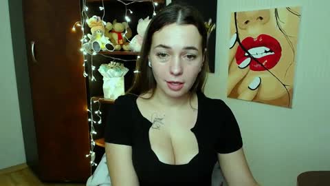 Snapshot of m_vikki chatting on 01.25.25 Vikki online show from 01.25.25