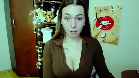 Snapshot of m_vikki chatting on 02.11.25 Vikki online show from 02.11.25