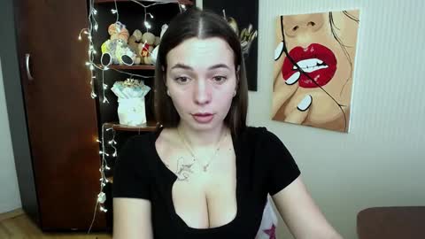 Snapshot of m_vikki chatting on 03.05.25 Vikki online show from 03.05.25