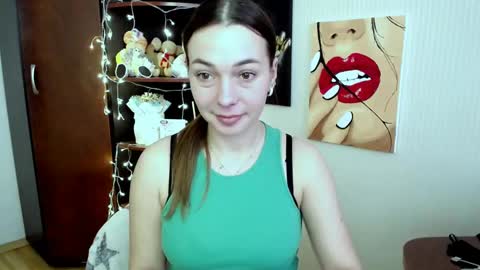 Snapshot of m_vikki chatting on 03.08.25 Vikki online show from 03.08.25