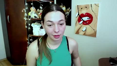 Snapshot of m_vikki chatting on 03.08.25 Vikki online show from 03.08.25