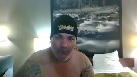 Snapshot of machuelbibliotecario chatting on 12.20.24 machu el bibliotecario online show from 12.20.24