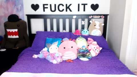 Mackenzie Wolfe online show from 11.03.25