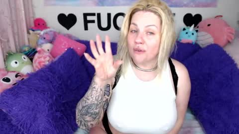 Snapshot of mackenziewolfe chatting on 05.22.26 Mackenzie Wolfe online show from 05.22.26