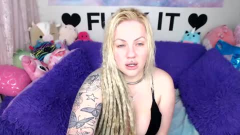 Snapshot of mackenziewolfe chatting on 07.21.26 Mackenzie Wolfe online show from 07.21.26