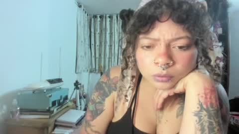 Snapshot of madam_sativa chatting on 05.12.26 di online show from 05.12.26