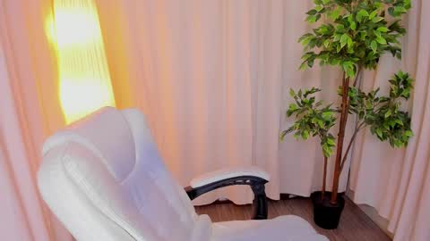 Maddy Please help me with your thumbs up its important online show from 02.18.25