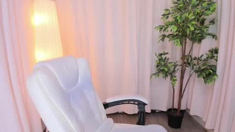 Maddy Please help me with your thumbs up its important online show from 02.20.25