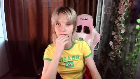 Snapshot of madelaines chatting on 04.25.26 madelaines online show from 04.25.26