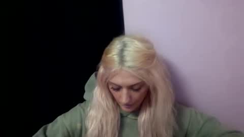 Snapshot of madelinevalentine chatting on 11.30.25 madeline online show from 11.30.25