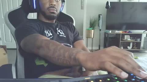 Snapshot of madevonte chatting on 04.02.26 madevonte online show from 04.02.26