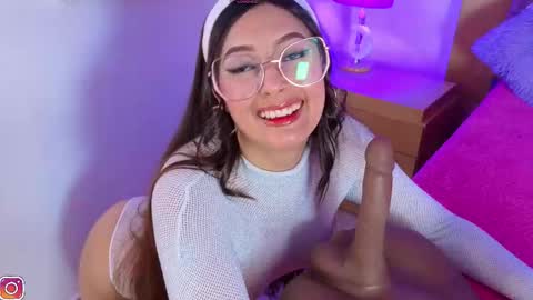 Snapshot of madison__jones chatting on 11.04.25 online show from 11.04.25