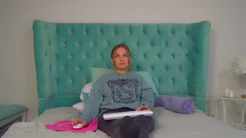 Snapshot of madisonclares chatting on 10.10.25 Madison online show from 10.10.25