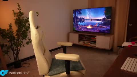 Snapshot of madisonlara chatting on 11.08.25 madisonlara online show from 11.08.25