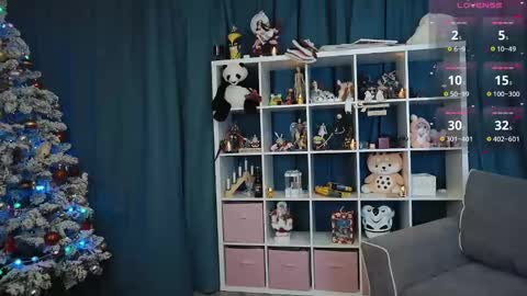 Snapshot of madnessalise chatting on 12.17.24 Alice online show from 12.17.24