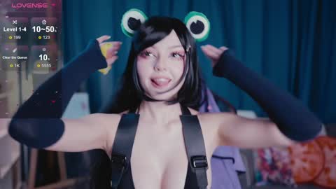 Snapshot of madnessalise chatting on 09.24.25 Alice online show from 09.24.25