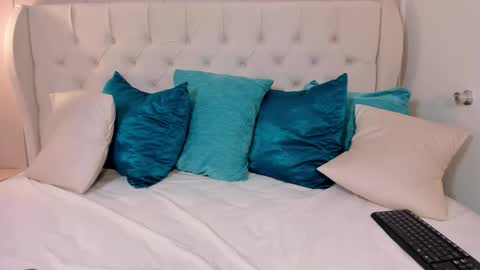 Mae Lyra online show from 11.08.25