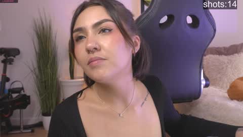Snapshot of maeeve_ chatting on 12.24.24 Maeve schedule 11 am- 530 pm colombia time online show from 12.24.24