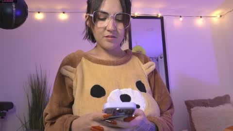 Snapshot of maeeve_ chatting on 12.25.24 Maeve schedule 11 am- 530 pm colombia time online show from 12.25.24