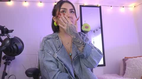 Snapshot of maeeve_ chatting on 01.03.25 Maeve schedule 11 am- 530 pm colombia time online show from 01.03.25