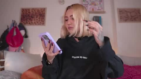 Maeve  schedule 11 am- 530 pm colombia time  online show from 04.16.26