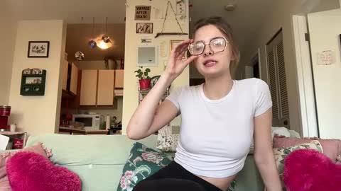 Snapshot of maevebaezie chatting on 01.11.25 maeve online show from 01.11.25