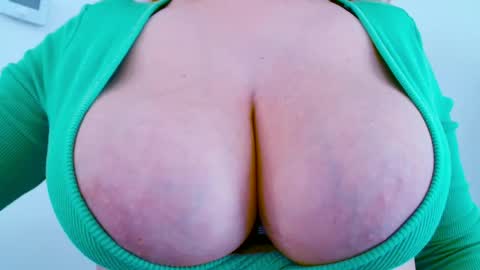 Snapshot of maggielandrin chatting on 11.12.25 Maggie online show from 11.12.25