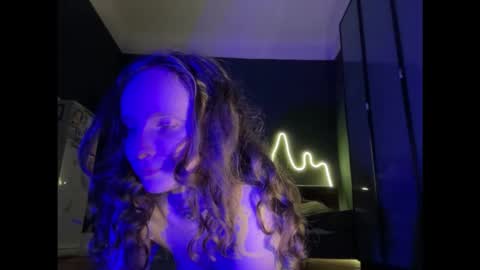 Snapshot of magic_mini_moon chatting on 10.09.25 Mikky or Moon online show from 10.09.25