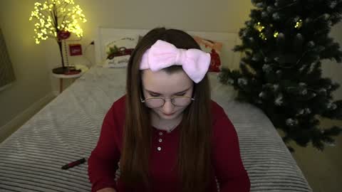 Snapshot of magicpeachhs chatting on 12.09.24 Emily online show from 12.09.24