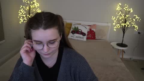 Snapshot of magicpeachhs chatting on 01.06.25 Emily online show from 01.06.25