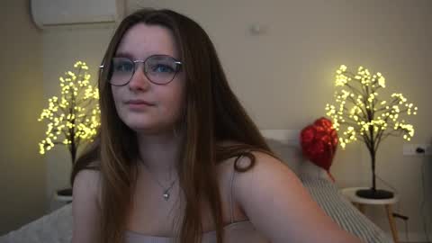 Snapshot of magicpeachhs chatting on 03.05.25 Emily online show from 03.05.25