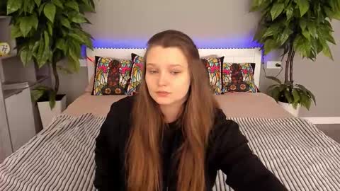 Snapshot of magicpeachhs chatting on 09.09.25 Emily online show from 09.09.25