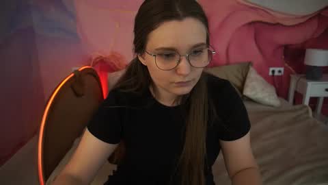 Snapshot of magicpeachhs chatting on 09.22.25 Emily online show from 09.22.25